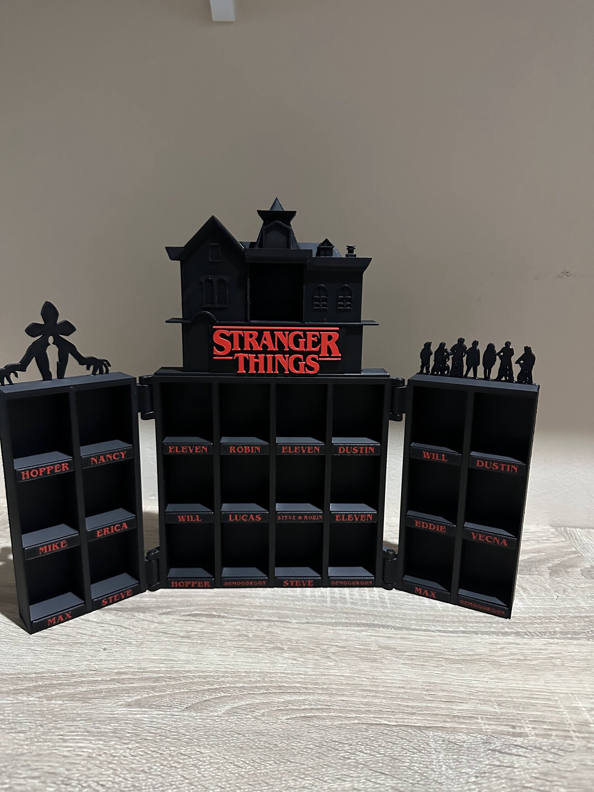 Expositor para figuras de Stranger Things (Colección Kinder) - 3